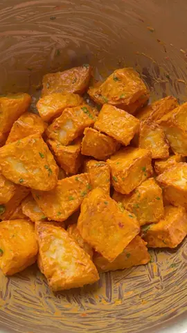 ⁨	😝 بطاط يخبل 😝 للمزيد من الوصفات تابعوني على صفحتي  ‏‪@thekuwaitichef‬ ‪@thekuwaitichef‬ef  مكونات الصوص التخبل: لبنة: ٣ ملاعق كبيرة مايونيز: ٣ ملاعق كبيرة معجون الفلفل الأحمر الحار: ١-٢ ملعقة صغيرة  الفلفل الحار مجروش: حسب الرغبة (اختياري) بابريكا: ربع ملعقة صغيرة عصير ليمون: ١-٢ ملعقة صغيرة بودرة ثوم: ربع ملعقة صغيرة كزبرة طازجة: نص ربطة  ثوم: ١-٢ فص اغسل البطاط  وقشرها وقطعها إلى مكعبات، ضيف زيت الزيتون والملح واخبزها في الفرن أو في القلاية الهوائية على حرارة ١٨٠ درجة مئوية لمدة ٣٠-٤٥ دقيقة أو حتى تنضج تماما 😝 Crazy Fries 😝 Secret Sauce Ingredients: Labneh: 3 tablespoons  Mayonaise : 3 tablespoons  Red Chili Paste: 1-2 tsp Chili Flakes: optional & to taste  Paprika: 1/4 tsp Lemon juice: 1-2 tsp Garlic Powder: 1/4 tsp  Cilantro: half a bun h Garlic clove: 1-2 pcs Wash, peel, & cut potatoes into cubes then add olive oil and salt and bake im the oven or air-fryer for at 180C for 30-45 minutes or until fully cooked  للمزيد من الوصفات تابعوني على صفحتي‪@thekuwaitichef‬c‪@thekuwaitichef‬tichef  ‏سادة او مع حلوم الاثنين حلوين خبز لبناني مقرش لازم تسونه حق يمعات الريوق و اضافة عجيبة حق سلة خبز المعتادة.⁩