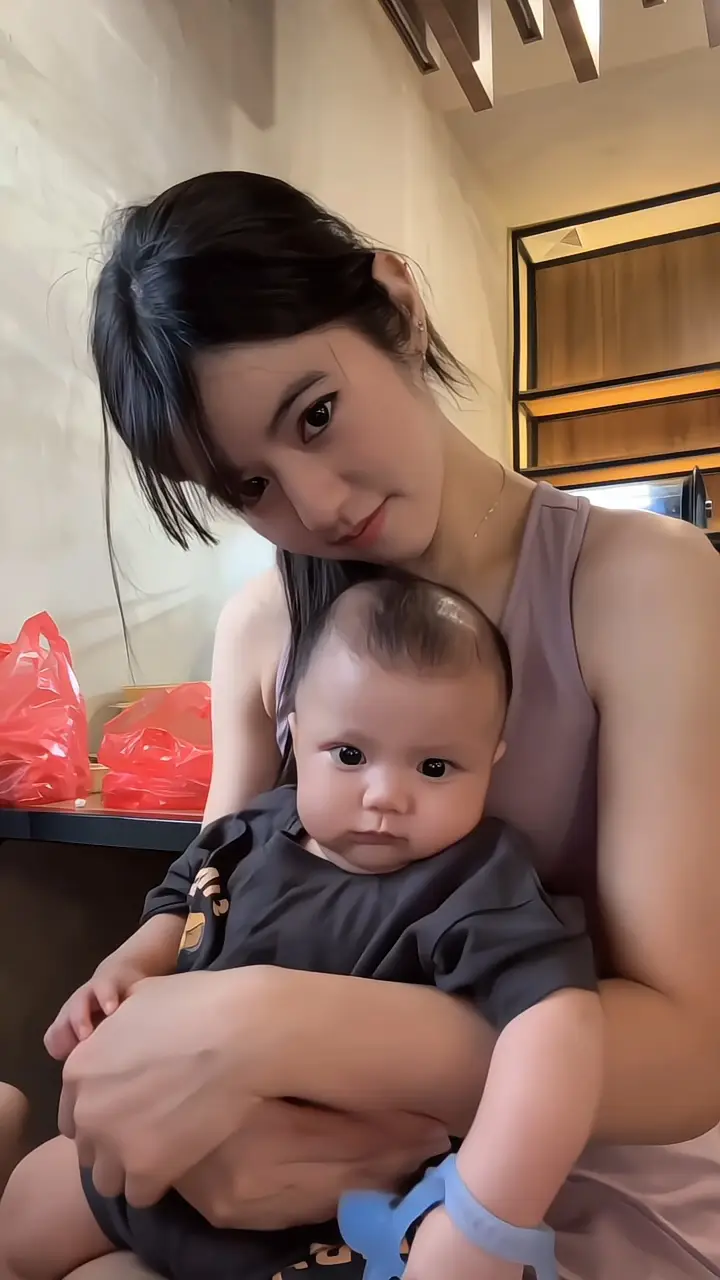 Byang lagi cape kerja tbtb istri lu ngrimin pap sama anak lu#vonzy #elzhardrahadianaskara  #vonnyfelicia #fyp #4you #brandatiktok #masukberandafypシ 