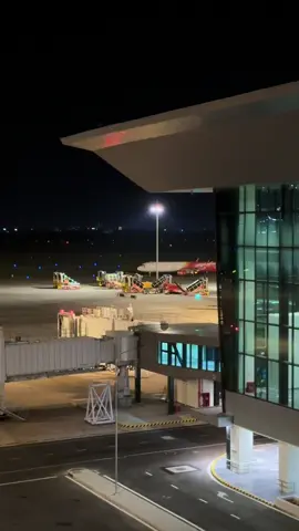 Sân bay về đêm lên đèn lung linh #xuhuong #aviation #viral #maybay #sanbay #tansonnhatairport 