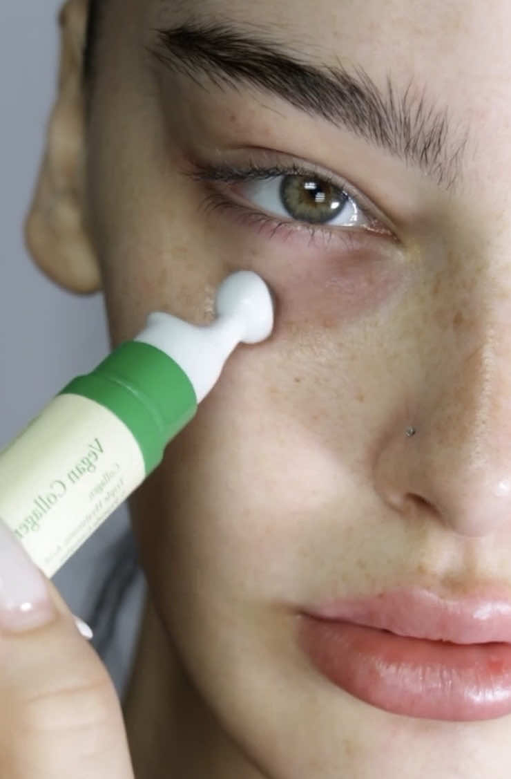 My secret to brighter, de-puffed under-eyes 👀💧 This vegan collagen eye serum by @AXIS-Y is honestly a game changer. Cooling, hydrating, and clinically proven to improve wrinkles – I can’t go a day without it! #axisy #kbeauty #veganskincare #glowserum #eyeserum 