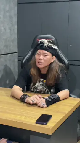 Kenapa banyak pelaku kriminal remaja justru putus sekolah? Menurut Bang Jacklyn Choppers, salah satunya karena mereka terlalu dimanjakan dan merasa terlalu nyaman. Simak selengkapnya pandangan kritisnya! 🎙️⚠️ #JacklynChoppers #RemajaKriminal #PutusSekolah #ThinkTankID #BRIN #PoldaMetroJaya #AnakMuda #KenakalanRemaja