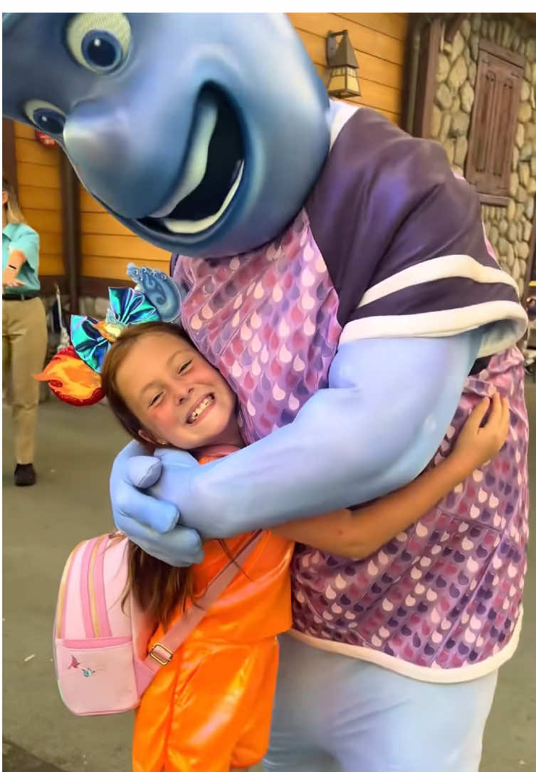 Kids meet with their favorite Disney characters ❤️  #disney #disneyland #disneyworld #baby #Love #usa #core 