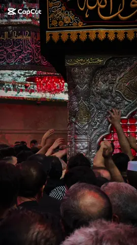 أنظر إلى ضريحُ أمامي وأستنشقُ لُطفُ ريحهُ، وكأنَنِي أتيتُ لأستعيدُ روحي المُطمَئنةَ ❤️😔#المصور_Mohammed #محرم #اعادة_النشر🔃 #CapCut #الامام_الحسين_عليه_السلام🍂 