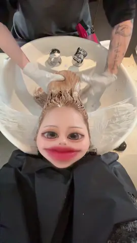 やばい美容室みつけちゃったので紹介させてください( °-° )ﾉ)`-° ) 寝てる間に垢抜けるとかアリなの！？！∑( °-° ) ✔️ シャンプー台で寝ながらブリーチできる ✔️ スーパーロングでも首がラクすぎた ✔️ 黒染めも赤も縮毛も歴あるのに、ここまで綺麗に抜けた（歴は別投稿で🛵ꕀ˒˒˒˒） ✔️ 担当さんが丁寧で安心感やばい👈🏻ここ大事𖤐⸒⸒ ✔️ 駅チカで方向音痴の私でも迷わなかった ✔️ 空間も静かでおしゃれ、リラックス度100𓂃𓈒𓏸 今日はもう、 なにもしないで可愛くなった日でした⁽⁽ଘ( ˙-˙ )ଓ⁾⁾最高！！！ 明るくしたいってずっと思ってたのに、 いろんな美容室でずっと断られてて… でもここで、やっと叶いましたദ്ദി˶ｰ̀֊ｰ́) ‎𖦹 ׂ 𓈒 ⋆ ۪  𓈒𓏸 悩んでる人は相談するべき！！！ お世話になった美容室はこちらです⸝⸝💌⊹。 TikTok ┆ @ryuji.ls.lucktokyo  Instagram ┆ @ryuji.ls.lucktokyo  Instagramもぜひぜひ𓏲⋆.💇🏻‍♀️𖦹 ₊˚ 東さん長い時間丁寧にありがとうございました𓂃  ࣪   ˖ 𖦹 今日は家出る30分前に起きたので、 まだ水しか飲んでません... 帰りスタバによろっと🛵ꕀ˒˒˒˒ #美容室#美容室カラー #ブリーチ #ロングヘア #表参道美容室 #髪色チェンジ #おすすめ #バズれ  #ダイエット垢 #ダイエット記録 