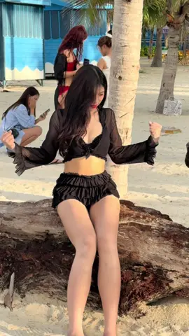 Đi biển nhưng mắc chơi bóng chuyền :))) #anhtho #bongchuyen #xuhuong #chubby 