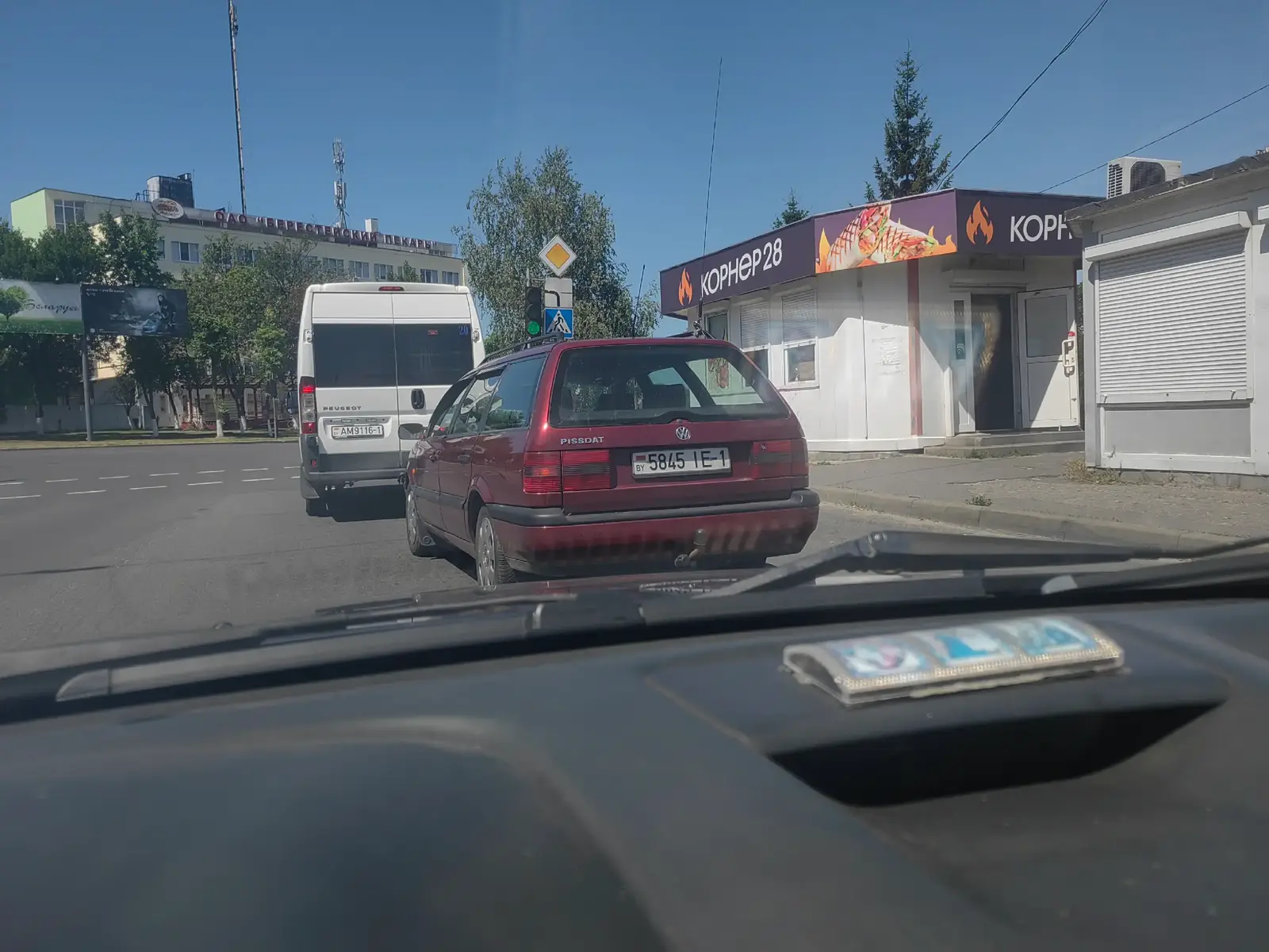 Третье поколение Volkswagen Passat, известное как Volkswagen Passat B3 или Volkswagen Passat 35i, представляет собой большой семейный автомобиль, который выпускался немецким производителем Volkswagen с 1988 по 1993 год. Он был представлен в марте 1988 года в Европе, 1989 году в Северной Америке и 1995 году в Южной Америке[необходима цитата]; он также был ненадолго доступен в Австралии в 1991 году, когда тогдашним импортером TKM было продано в общей сложности 14 Passat GL 16V в версиях седан и универсал.[2] В отличие от двух предыдущих поколений Passat, B3 не был доступен как фастбэк - были доступны только 4-дверный седан и 5-дверный универсал, что создало прецедент для модели для всех последующих поколений на сегодняшний день. Его обтекаемый внешний вид контрастировал с угловатым обликом предшественника и во многом был обязан стилю «желейной формы», впервые применённому компанией Ford в моделях Sierra и Taurus. Отсутствие решётки радиатора с использованием нижнего воздухозаборника делало переднюю часть автомобиля похожей на старые «Фольксвагены» с задним расположением двигателя, такие как 411, а также соответствовало современным тенденциям в дизайне. Дизайн был разработан на основе аэродинамического (cd = 0,25) концепт-кара Auto 2000 1981 года. #fyp #fpy #volkswagen #passat 