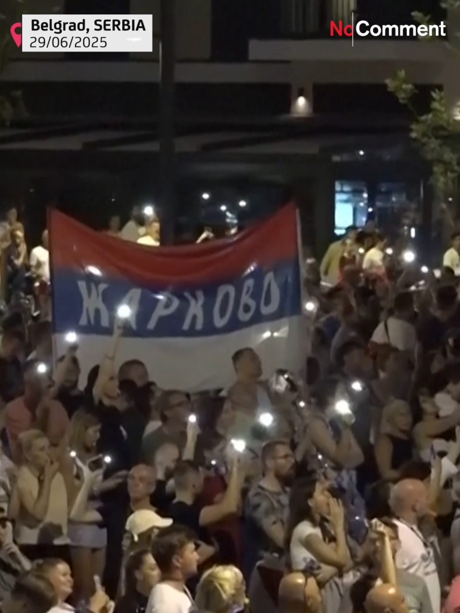 Mii de oameni au blocat, duminică seară, străzile Belgradului, ca semn de protest față de arestările unor manifestanți, care au avut loc cu o zi înainte. Manifestanții au ridicat bariere metalice și au folosit containere de gunoi pentru a bloca mai multe zone din Belgrad, inclusiv un pod important peste râul Sava.  Protestatarii au cerut eliberarea imediată a zecilor de participanți reținuți în cadrul protestelor de sâmbătă, din Serbia, care au avut la bază nemulțumirile continue față de regimul condus de președintele Aleksandar Vučić.  Participanții la protest au declarat guvernul actual ca fiind „ilegitim” și au atribuit autorităților întreaga responsabilitate pentru eventualele acte de violență. Ciocnirile cu forțele de ordine au izbucnit după încheierea oficială a mitingului. Poliția a folosit spray lacrimogen, bastoane și scuturi, în timp ce protestatarii au aruncat cu pietre, sticle și alte obiecte.