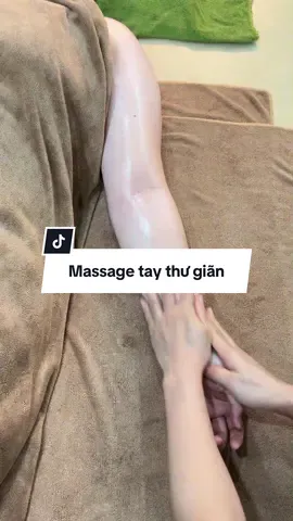 Massage tay thư giãn trong Gội đầu dưỡng sinh #reuspa #massage #daotaoduongsinh #massagetrilieu 