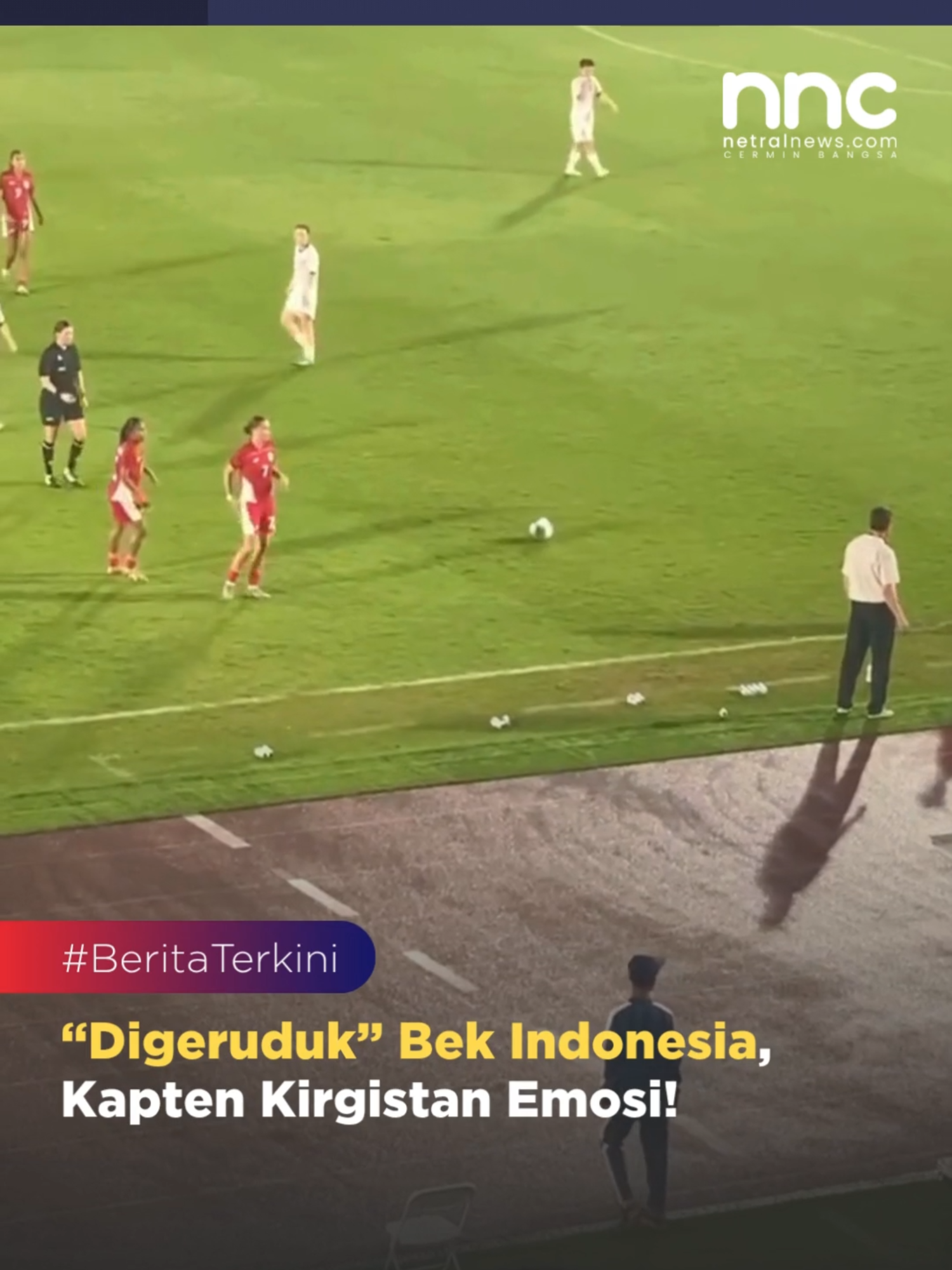 Hi, N-Peeps! Gea Yumanda tampil epik dalam laga perdana Grup D Kualifikasi Piala Asia Wanita 2026 antara Indonesia vs Kirgastan di Indomilk Arena, Tangerang, Senin (29/6) malam. Bek kiri Indonesia itu beberapa Kali berhasil mematahkan serangan para pemain Kirgistan ke gawang Garuda Pertiwi. Aksi Gea dalam menghalau atau merebut bola dari lawan sempat membuat Kapten Timnas Putri Kirgistan Aizhan Boronbekova emosi.  Momen tersebut terjadi saat Aizhan yang sedang menggiring bola berhasil dipotong (intercept) oleh Gea dan membuat bola keluar lapangan. Tak terima dengan aksi Gea, Aizhan pun tampak emosi dan mendorong pemain klub Makati FC Filipina itu. Melihat hal tersebut, suporter Indonesia langsung menyoraki Aizhan.  Dalam laga ini, Timnas Putri Indonesia berhasil mengalahkan Kirgistan 1-0 berkat gol yang dicetak Isa Guusje Warps di menit ke-66. 📸: Netralnews/Adiel Manafe #indonesia #kualifikasipialaasiawanita #news #nnc #makinmengerti #beritaterkini