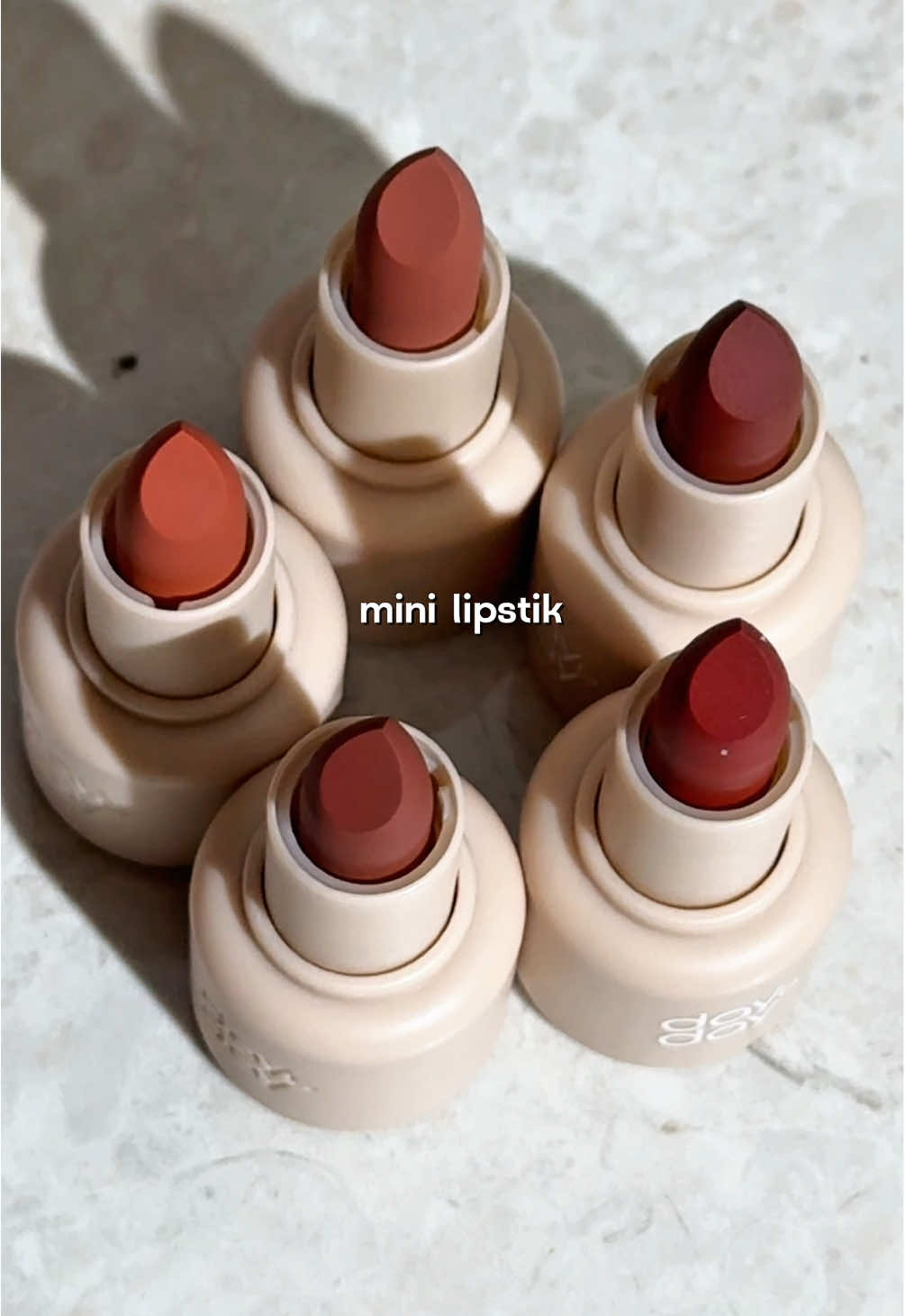 gemess banget aslii, dan warnanya tuh bagus banget, tapi dia ga tahan lama yah gaesss, krn dia ga lipmatte, dan ini masih transfer, pantes dibikin mini bag charm gini biar kita bisa retouch dimanapun🥰🥰🥰 #implora #imploracosmetics #imploradaytoday 