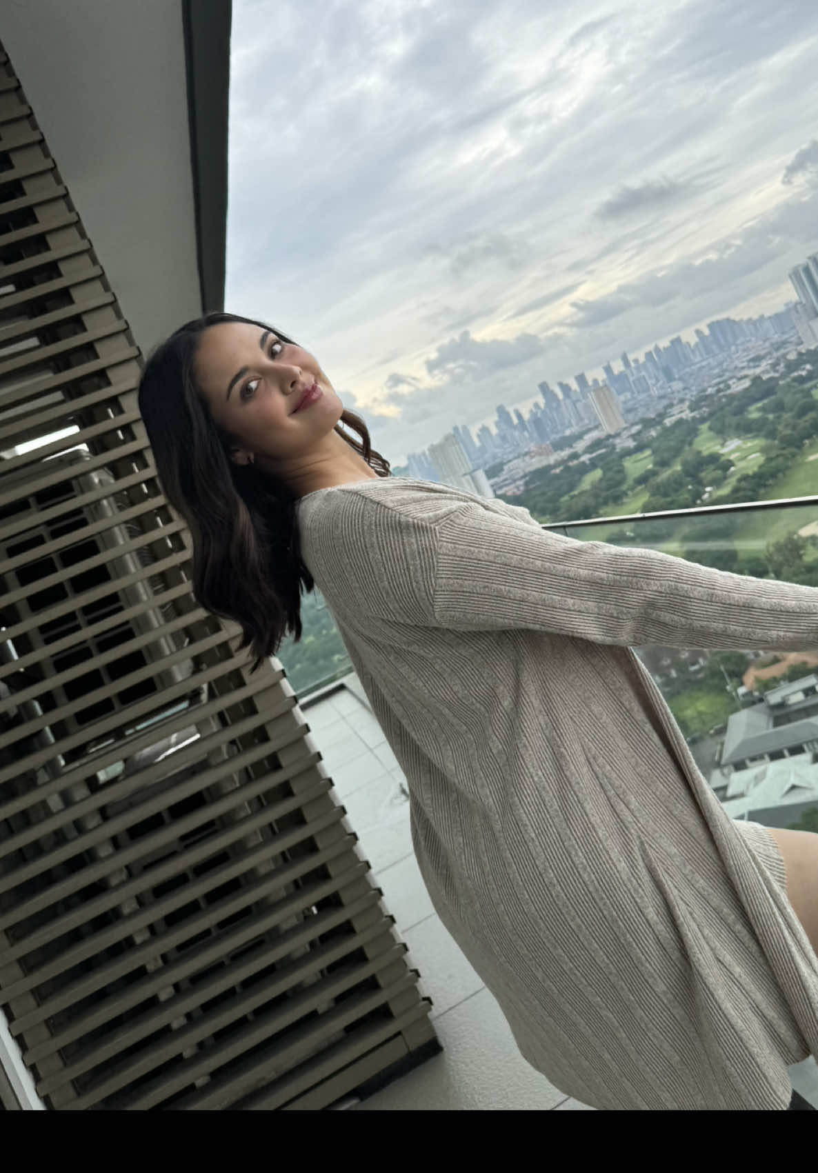 Golden budol alert!!! 💛🫣 I’m home almost all day while taking care of our little one. So I’m buying a bunch of new things to try or I have friends that send me stuff so that I can take care of myself! Tried this Pantene treatment and my hair has never felt this soft and alive?? ✨ Legit hair transformation, especially since there’s only so much that I can do now that I’m feeding my baby! It’s not here in the the Philippines though kaya Pantene, baka naman i-share n’yo na ‘to sa Pilipinas! 😭 #ad #sponsored @Pantene Philippines 