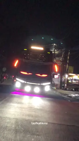 ngikut yang lagi trend “bukit berbunga” enakeunn pisann euyy🔥🥵 @Sedulur Mecca @Tonikecil24 #buspariwisata #teloletbasuri#viralvideo #masukberanda#busmania #storybus#mecca#xzycba #busindonesia#nttstrans