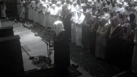 ﴿ حَتَّىٰ إِذَا جَاءَ أَحَدَهُمُ الْمَوْتُ قَالَ رَبِّ ارْجِعُونِ﴾ #ياسر_الدوسري #قران #تلاوة_خاشعة #الحرم #سورة_المؤمنون 