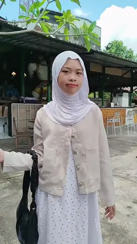 🌕🪐| #outfitideas with sashfir make-up inspo ~ #spill >>> ~Pashmina no. 47 ~Overall katbol no. 61 ~Tas OHSOME no. 36 ~gemma blazer no. 62