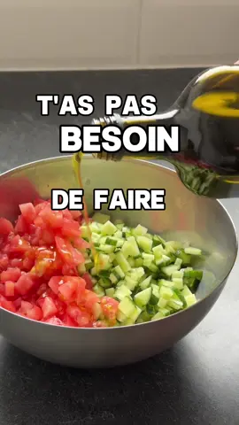 La petite astuce bien utile en été 💚 Il vous faudra : 200g de semoule 1/2 concombre 1 tomate Le jus d’un citron 5 CAS d’huile d’olive 1/2 verre d’eau Quelques feuilles de menthe et de basilic Sel et poivre Les quantités que je donne sont approximatives, on n’est pas en patisserie et je fais souvent à la louche ;) Si vous aimez l’acidité vous pouvez mettre plus de jus de citron et moins d’eau, pour un résultat un peu plus gourmand vous pouvez être généreux sur l’huile d’olive… L’idéal c’est de gouter au bout d’une heure ou deux au frais et ajuster en fonction de vos gouts ! Vous pouvez également ajouter des raisins secs si vous aimez, ou des pois chiches pour des protéines en plus 🙂 Ps : alors, vous connaissiez déjà cette astuce ou pas ? 😛 #mangermieux #recettesimple #recettevegan #recettevegetalienne #vegetarienne #alimentationvegetale #alimentationdurable #ecolo #consomacteur 