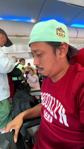 Flight dah landing… Tapi crew announcement birthday suami siap pasang lagu! Semua wish, ada yang joget… termasuk passenger dari China.. 😭🕺🏻 Terima kasih crew AirAsia.. suami aku takkan lupa moment ni.. ❤️ @shah_ynwa 🇲🇾🇲🇨 @Tony Fernandes @Din.Meranun  #Bir#birthdayinflight #airasia #AsiaSurprise  #crewsportingssengerPunJoin #birthdaysuami  #fyp#fyp#momentterindahypmalaysia 