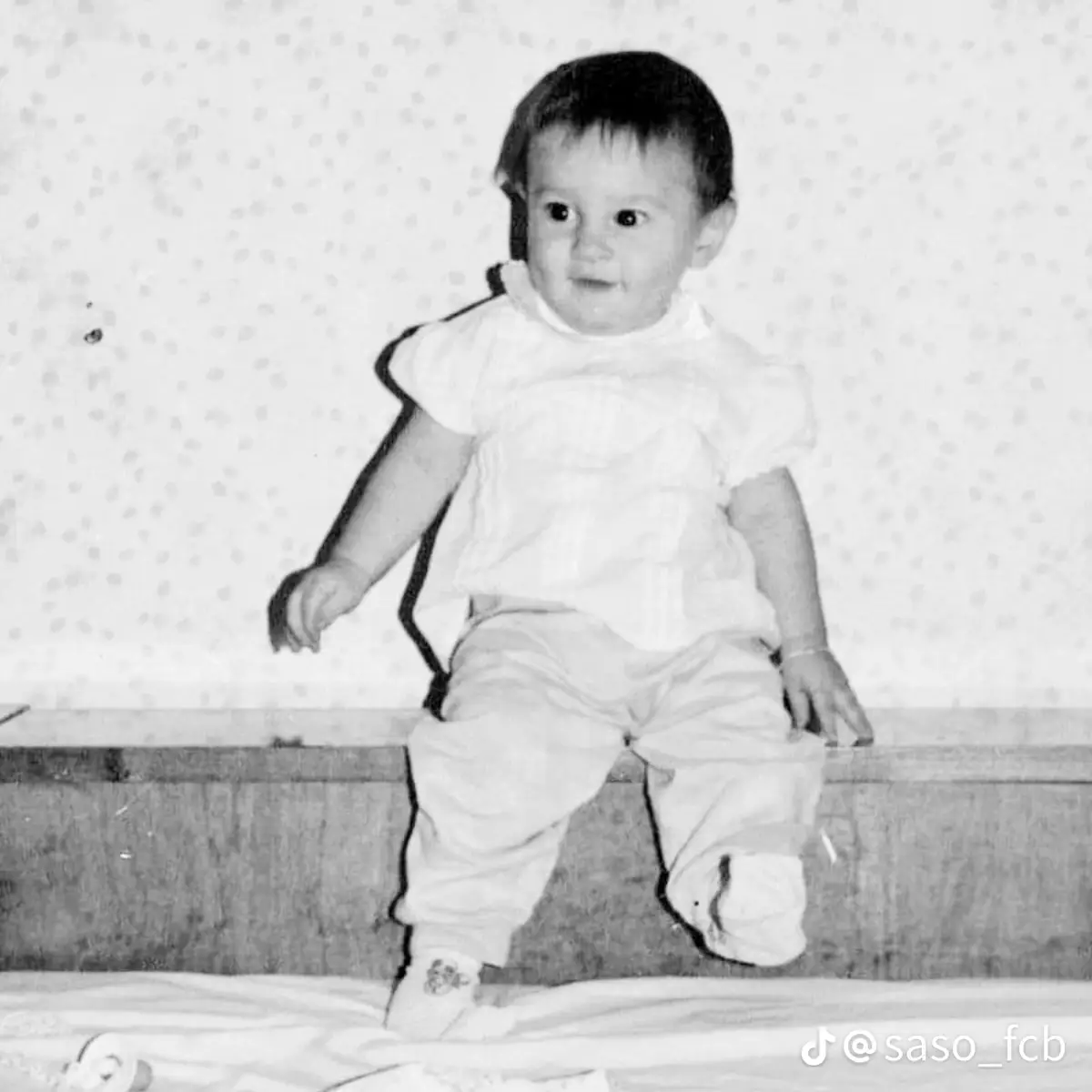 هو الحكاية.. وهو السكون في زمن الضجيج...  في عينيه سكينة طفل، وفي قدمه صمت العظمة...  مااكثر الذين مروا، وما اقل الذين بقوا.. وهو باق.  لم تغيره الدنيا، لم يباه بما اعطته،  بل سار كمن يحمل الحلم بخطى هادئة... 