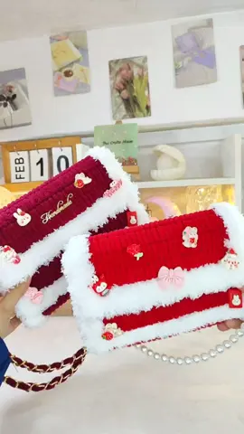 အတွင်းဇစ်လေးနဲ့လိုချင်လား ရိုးရိုးပဲလိုချင်လား? ချိန်းလေးနဲ့ပဲလိုချင်လား ပုလဲကြိုးလေးနဲ့လိုချင်လား? ကိုယ်လိုချင်တဲ့အတိုင်း customize မှာလို့ရပါတယ်ရှင့်🥰♥️ #အမွှေးပွအိတ် #fancybag #thecrafthouse #handmadebag #handmadewithlove #fyp #foryoupage #foryou #crochet #handmade #foryoupageofficiall #ရေခဲချည်အိတ် #plasticcanvasbag #ကော်ချပ်အိတ်လှလှလေး #ကော်ချပ်အိတ် #plasticcanvas 