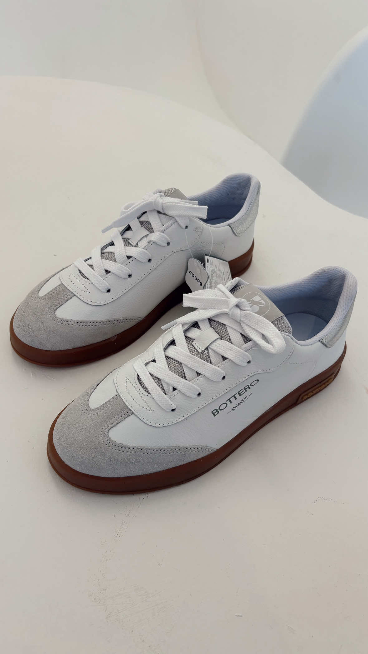 Tênis branco bottero ele combina com tudo, do jeans ao vestido, e ainda tem aquele toque de sofisticação que só o couro dá. Compre agora pelo nosso site ou whatsapp e receba no conforto da sua casa: • www.grifacessorios.com.br Enviamos para todo o Brasil! o Frete grátis para regiões Sul e Sudeste em compras acima de R$399. #calcadosfemininos #florianopolis #bottero #tenis #botterocalçados #tenisfeminino #botterocomfort #courolegitimo 