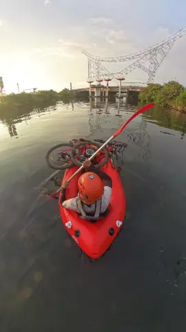 Akhirnya bisa mode darat dan mode sungai 🤣 #bike #packraft #bikeraft 