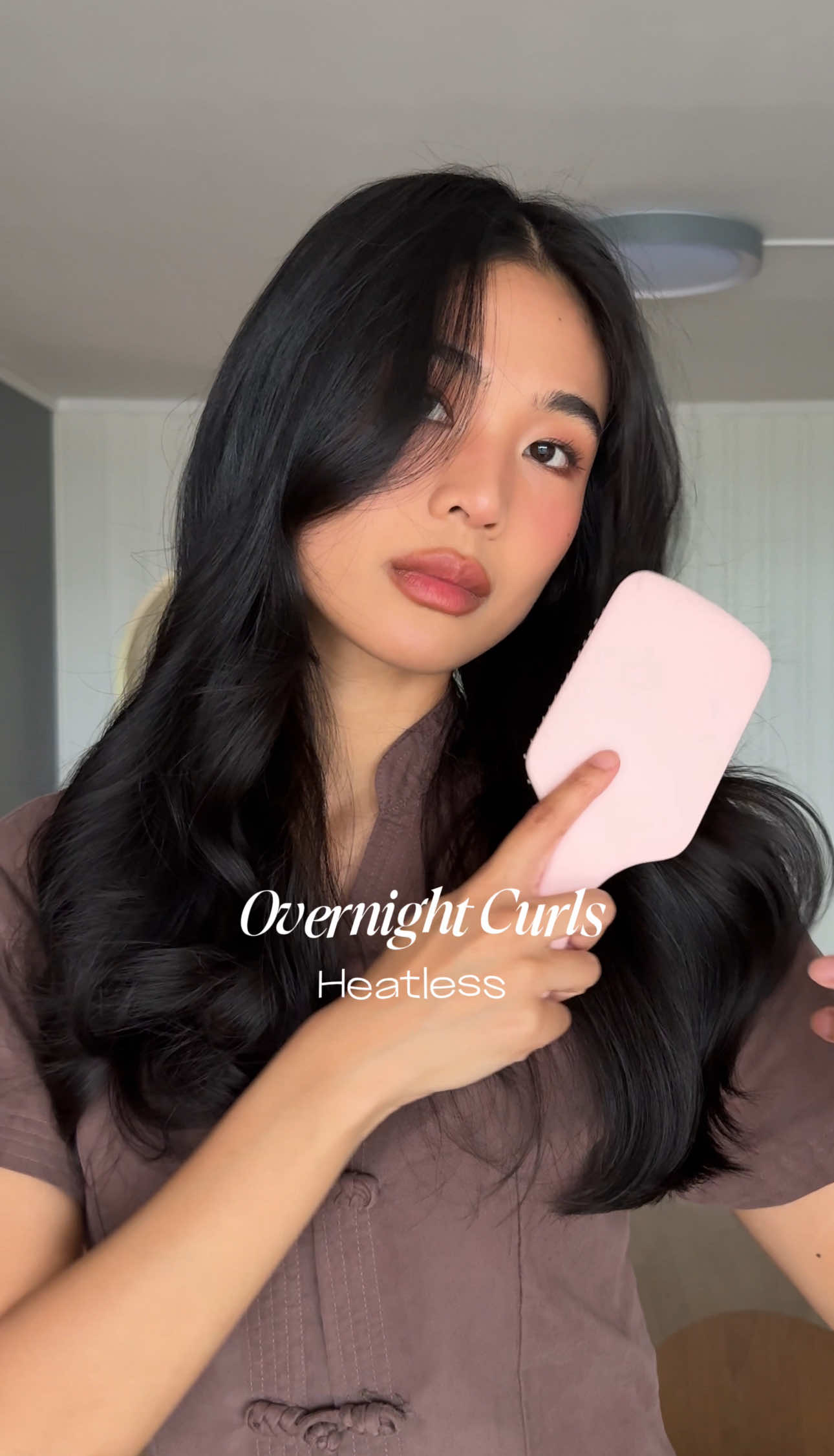 Imagine waking up to a fresh blowout with zero heat damage 👸🏻✨All products available at H&M Beauty. @hmbeauty #HMBeauty #HMBeautylovers #ad    Quilted Boxy Make-up Bag Art. No.: 1289376001 Styling hairbrush Art. No.: 1256930001 Hair Curler Set Art. No.: 1289056001 Silk Hair Bonnet Art. No.: 1187687001 Paddle Brush Art. No.: 1256916001 Embellished Hair Claw Art. No.: 1283814001