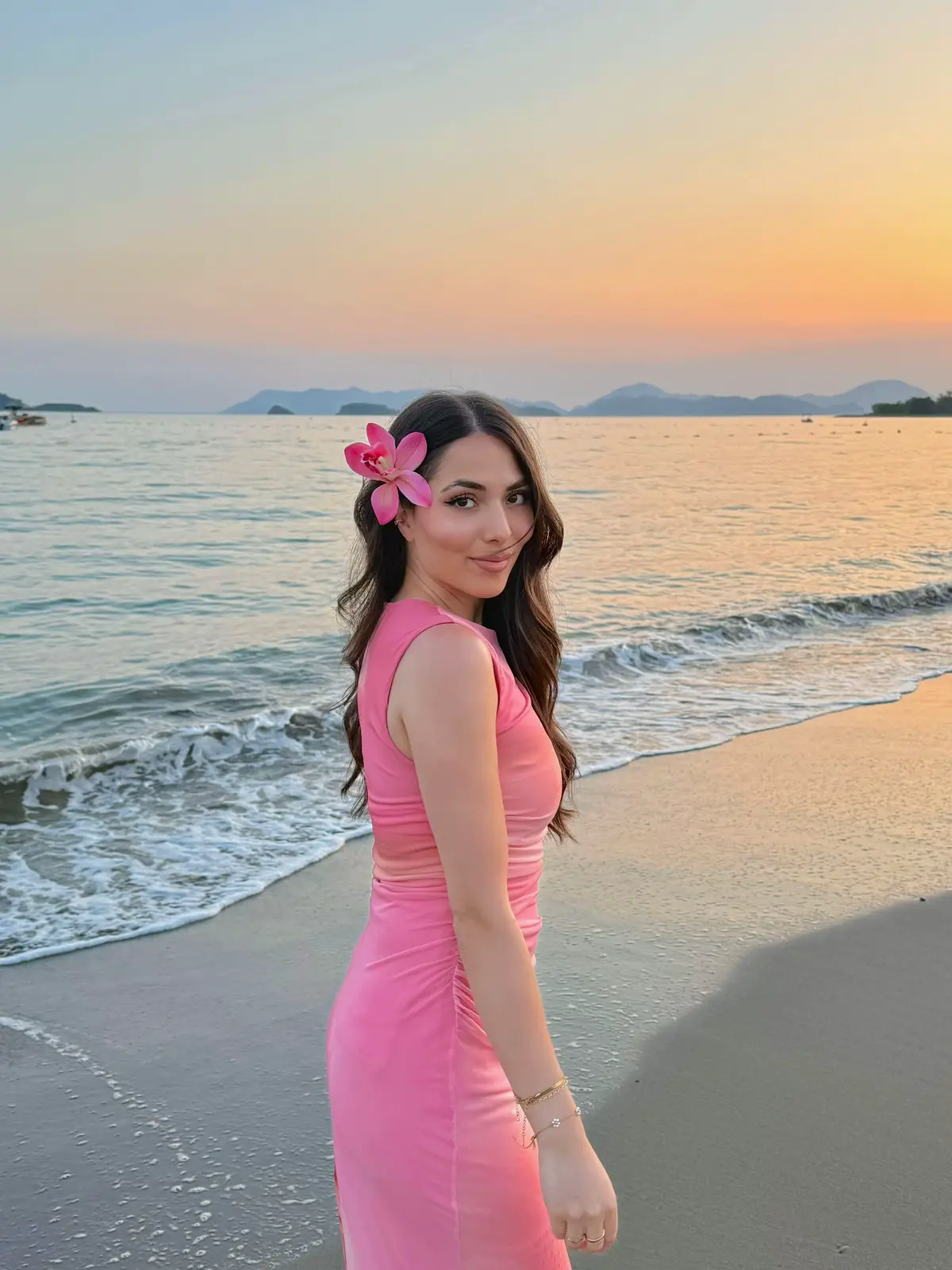 A golden hour kind of love 🌺🐚🌊 #sea #sunset #eurosummer #beach #pinterestgirl #pinterestinspo #girlygirl #flower #vacation #outfitinspo #stradivarius 