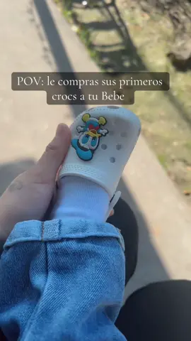Los primeros crocs de mi Bebe. 