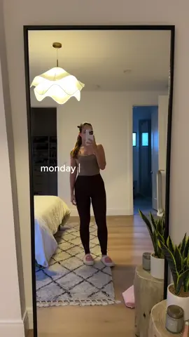 happy monday !! so happy it’s a short week 🥲 (at least for me - hope it’s the case for you too!) #morninginmylife #morningroutine #morningroutineaesthetic #thatgirlroutine #thatgirlaesthetic #thatgirlmorningroutine #softgirlera #softgirlaesthetic #productivemorningroutine 