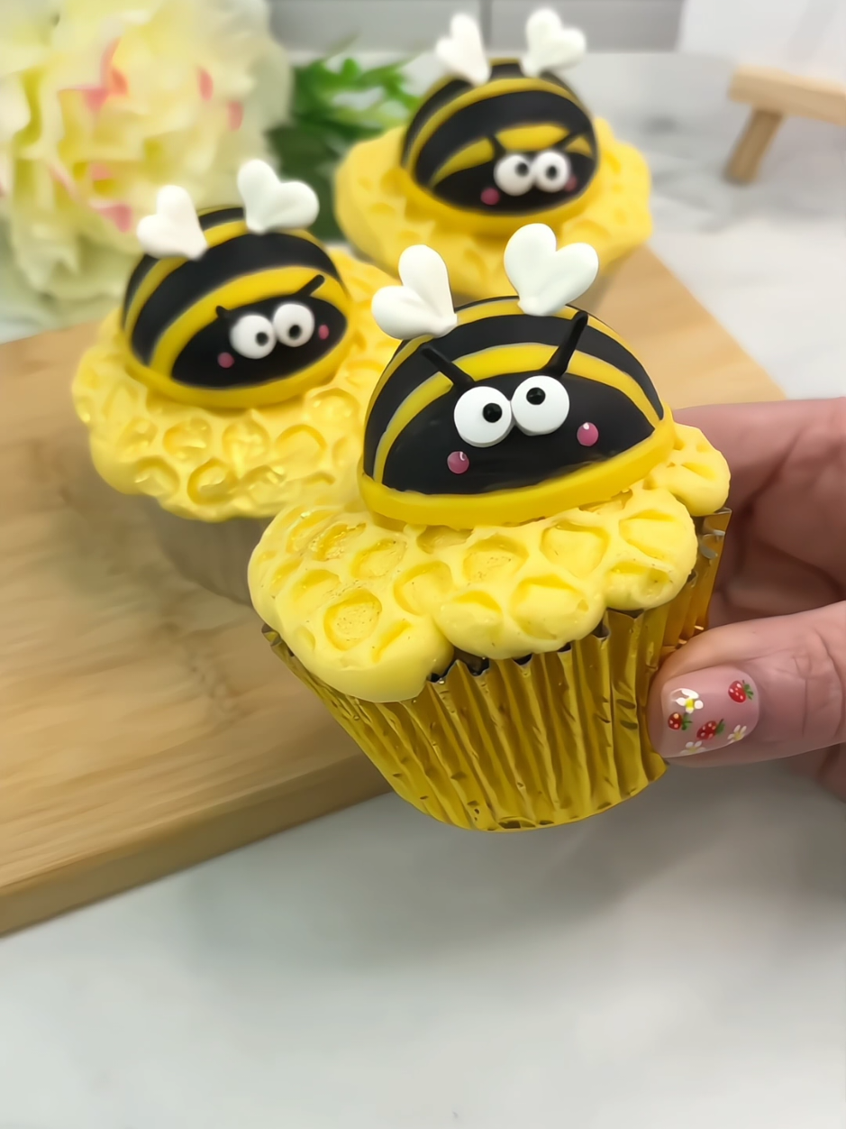 Honey Bee Cupcakes Sweet and charming cupcakes infused with honey, topped with golden buttercream, and decorated with adorable fondant bees—perfect for any occasion that needs a touch of natural sweetness. 🐝🍯 #honeybee #cupcakes #yellow #creative #classy #foryou #Yummy #viralvideo #trending #100kviews #satisfying 