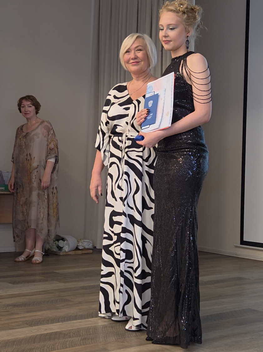 *это сказано при приглашении родителей на сцену, не в уважение, память и так далее!