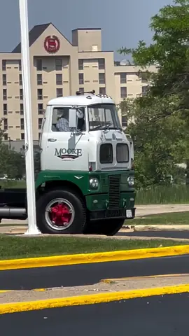 🚛✨ Retour dans le temps avec ce monstre d’acier tout droit sorti des années 60 ! Un Ford C-Series, mythique camion américain à cabine avancée, encore debout, encore fier 💪 Avec son look rétro, ses jantes rouges qui claquent, et sa peinture verte et blanche impeccable, c’est plus qu’un véhicule : c’est une légende roulante. Utilisé à l’époque pour tout : pompiers, livraison, transport… Aujourd’hui, il est devenu pièce de collection, et on comprend pourquoi 🔥 T’aimes ce genre de camions vintage ou tu préfères les mastodontes modernes ? 👇 #camionvintage #fordcseries #camionclassique #truckspotting #oldschooltruck #mooretruck #passioncamion #laboutiqueduroutier #usaontheroad