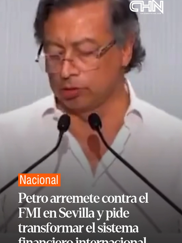 #Nacional I Durante su intervención en la Conferencia Internacional sobre Financiación para el Desarrollo que se celebra en Sevilla, el presidente de Colombia, Gustavo Petro, lanzó una contundente crítica al modelo financiero global, señalando al Fondo Monetario Internacional (FMI) como una institución que, a su juicio, está rezagada frente a los desafíos del cambio climático. “Si el FMI no asume la agenda del cambio climático, entonces hay que liquidarlo”, afirmó Petro, en un discurso que generó reacciones divididas entre los asistentes. El mandatario colombiano hizo un llamado urgente a repensar las reglas del sistema financiero internacional, advirtiendo que la humanidad enfrenta una doble amenaza existencial: la crisis climática y la desigualdad económica. Según Petro, el actual modelo no responde con eficacia ni equidad a estos retos globales. En su alocución, respaldó de manera enfática el denominado “Compromiso de Sevilla”, una propuesta impulsada por varios países y organismos multilaterales, que plantea reformar profundamente la arquitectura financiera global, con el objetivo de que sea más justa, incluyente y orientada a la sostenibilidad. Petro insistió en que “la crisis climática no puede seguir siendo un tema secundario en las agendas financieras” y reiteró que los países en desarrollo no deben continuar pagando la factura de un modelo económico que profundiza la desigualdad y la dependencia. El presidente colombiano participará también en mesas de diálogo donde se debatirá el papel de los bancos multilaterales, el alivio de deuda externa y la financiación de políticas climáticas. Su postura ha captado atención internacional, marcando su participación con un tono desafiante, pero alineado con los llamados a una nueva economía verde y globalmente equitativa. La Conferencia de Sevilla reúne a jefes de Estado, líderes financieros y representantes de la ONU para definir estrategias que movilicen recursos hacia los Objetivos de Desarrollo Sostenible. La intervención de Petro se convierte, así, en uno de los momentos más comentados del evento. #ChicaNoticias #CHN25petro #CHN25fmi