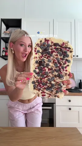 ❄️ Frozen Yogurt Bites – mein liebster Summer-Snack! Süß, erfrischend & super einfach gemacht 🍇✨ Zutaten: – Pflanzlicher Joghurt (z. B. Kokos, Soja oder Mandel) – 1–2 TL Ahornsirup oder Agavendicksaft – Blaubeeren 🫐 – Granatapfelkerne ❤️ – Gehackte Mandeln 🌰 – (Optional: etwas Zimt, Vanille oder Schoko-Drops) – Dunkle Schokolade (geschmolzen, optional) Anleitung: 1.	Joghurt mit Ahornsirup verrühren und auf Backpapier streichen. 2.	Mit Blaubeeren, Granatapfelkernen und gehackten Mandeln und Schoko Drops toppen. 3.	Optional: geschmolzene dunkle Schokolade drüberträufeln. 4.	Für ca. 2–3 Stunden ins Gefrierfach. 5.	In Stücke brechen – und snacken! 💥 #Hashtags: #FrozenYogurtBites #HealthySnack #VeganSnack #GranatapfelLiebe #SnackHack #YogurtBark #ErfrischungPur #SüßUndGesund #SnackTime #SommerRezept #CoolSnack #PflanzlichGenießen #GesundeNascherei