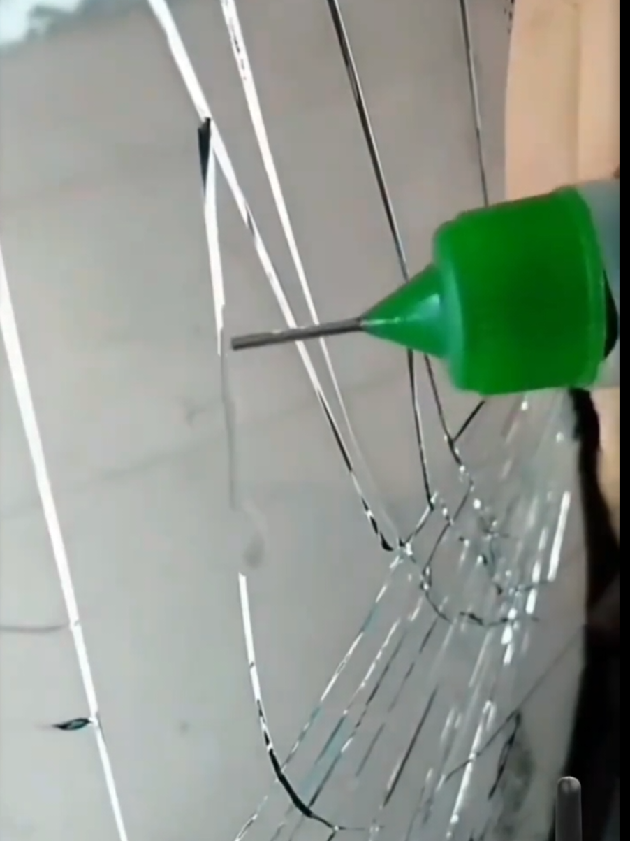 🚗💥 Para-brisa trincado? Calma, tem solução! A nossa ferramenta de reparo de para-brisas resolve trincas e rachaduras de forma rápida, prática e sem gastar com oficina! ✅ Fácil de usar ✅ Resultado profissional ✅ Evita que a trinca se espalhe ✅ Serve para carros, motos e janelas de vidro 💰 De R$29,99 por apenas R$19,00! 📦 Frete grátis nas compras acima de R$29,99 🛡️ Devolução garantida! Aproveite agora e recupere o para-brisa do seu carro sem dor de cabeça! #ReparoAutomotivo #ParaBrisaNovo #OficinaEmCasa  #TikTokShopBrasil #viral 