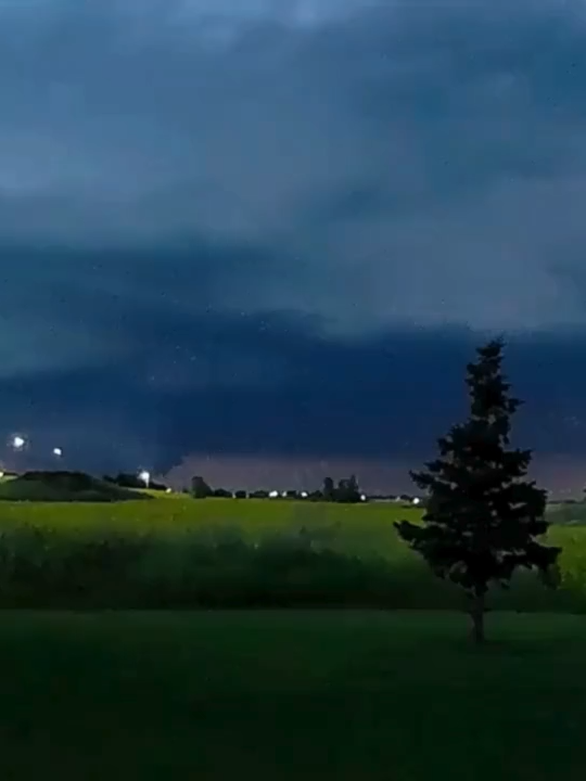🌪️ DRAMATIC SCENE: Two tornadoes touched down, one an EF-1, causing damage in Bismarck, North Dakota! Check out this jaw-dropping time-lapse capturing one forming. #tornadoes #severeweather #bismarck #northdakota #viral