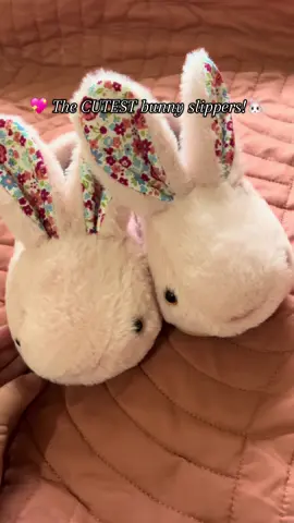 Your toddler’s new fave slippers! 🐰✨ Ultra-soft bunny slippers with adorable floral ears—perfect for cozy days and endless cuteness. Keeps tiny toes warm and comfy. 🌸 Sizes for little feet 🌸 Non-slip sole for safe steps 🌸 Perfect gift for Easter, birthdays, or just because! #ToddlerStyle #BunnySlippers  #CozyVibes #TikTokShopFinds #GiftIdeas #FluffySlippers #KidsFashion  #MomLife #TikTokMadeMeBuyIt #LittleFeetBigStyle