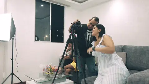 Sesión de fotos con amor y estilo Hoy acompañamos a Valentina y Diego, una pareja que desborda química frente a la cámara.  Entre risas, miradas y poses naturales, capturamos lo más puro del amor joven.  ¿El resultado? Una galería llena de magia, moda y mucha conexión   Mira cómo creamos estas postales inolvidables y cuéntanos cuál fue tu toma favorita 💬 #SesionDeFotos #ParejaPerfecta #FotografíaCreativa #LoveGoals #ValentinaYDiego #EstiloYAmor #TikTokLovers