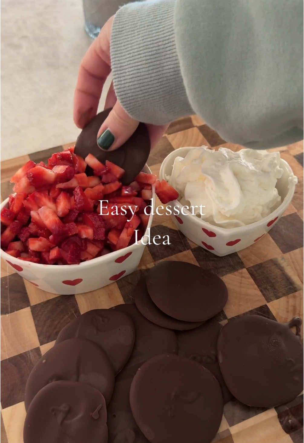 Chips & salsa with a twist 🍓🍫 #EasyRecipe #easydessert #Recipe #summervibes #asmr #asmrsounds #satisfyingvideo #food #aesthetic 