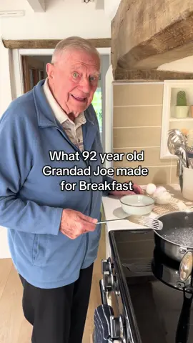 Could you eat 4 eggs Benedict 😅 #breakfastideas #eggsbenedict #grandpa #EasyRecipe