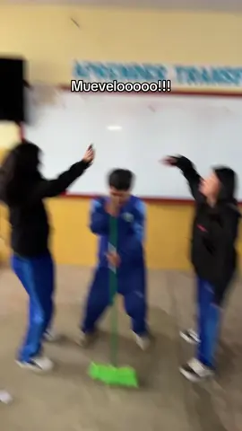 Mueveloooo #fyp #paratiiiiiiiiiiiiiiiiiiiiiiiiiiiiiii #promocion #foryoupage #humor #colegio #baile #muevelo 