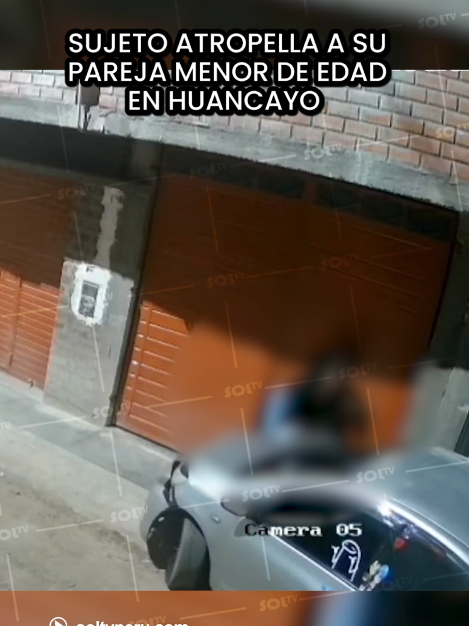 🚨#ATENCIÓN #JUNÍN I Un nuevo caso de presunto feminicidio en grado de tentativa ha generado alarma en la ciudad de Huancayo. Agentes de la Policía Nacional del Perú intervinieron a Anderson Valdivia Rivera (19), acusado de embestir con su vehículo a una adolescente de 17 años, quien sería su pareja.  Tras el atropello, el sujeto intentó huir, pero fue detenido gracias a la intervención de vecinos que escucharon los gritos de la víctima. La menor fue trasladada de emergencia a la Clínica Ortega, donde los médicos diagnosticaron múltiples traumatismos y fracturas, quedando en estado delicado.  El presunto agresor fue puesto a disposición de la unidad especializada de investigación de la PNP, que investiga el caso como un posible feminicidio en grado de tentativa. Las diligencias continúan mientras la familia de la víctima pide justicia.