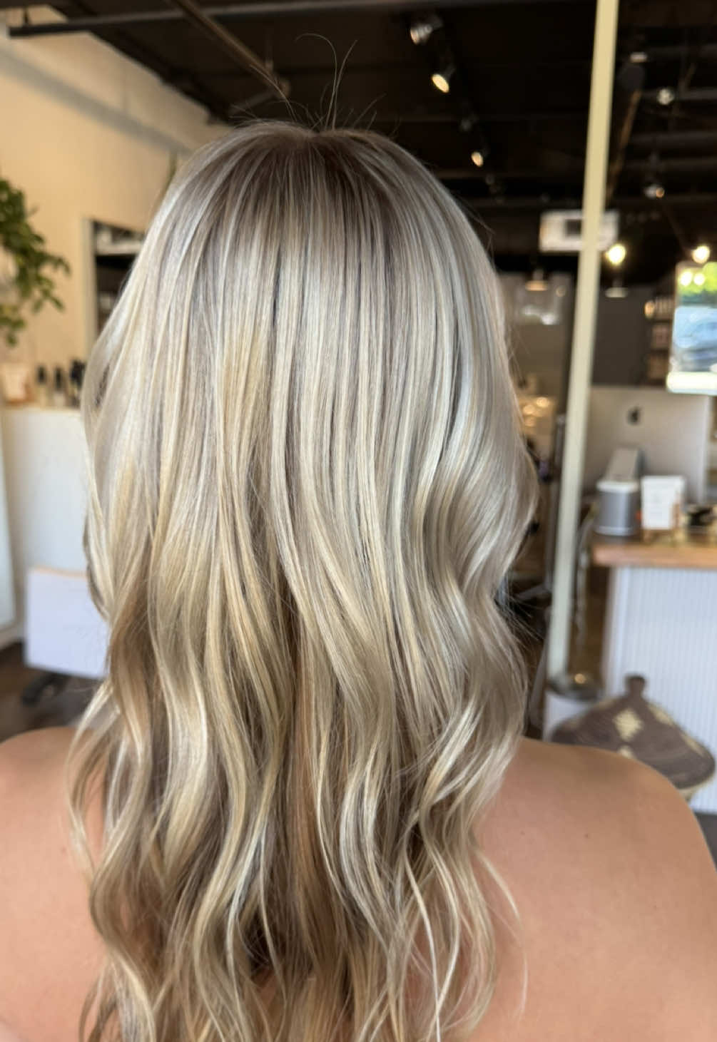 Behind the scenes of a seamless highlight refresh💛 Starting with a root tap to soften the line of demarcation and ensure a natural grow-out, followed by a toner to refine the tone and add shine. The result? Effortlessly blended blonde ✨  #sandiego #sandiegohairstylist #sandiegohair #explorepage #fyp #wella #wellahair #wellacolor #blondehair #blonde #blondesdoitbetter #blondespecialist #summerhair #blondebombshell #blondehighlights 