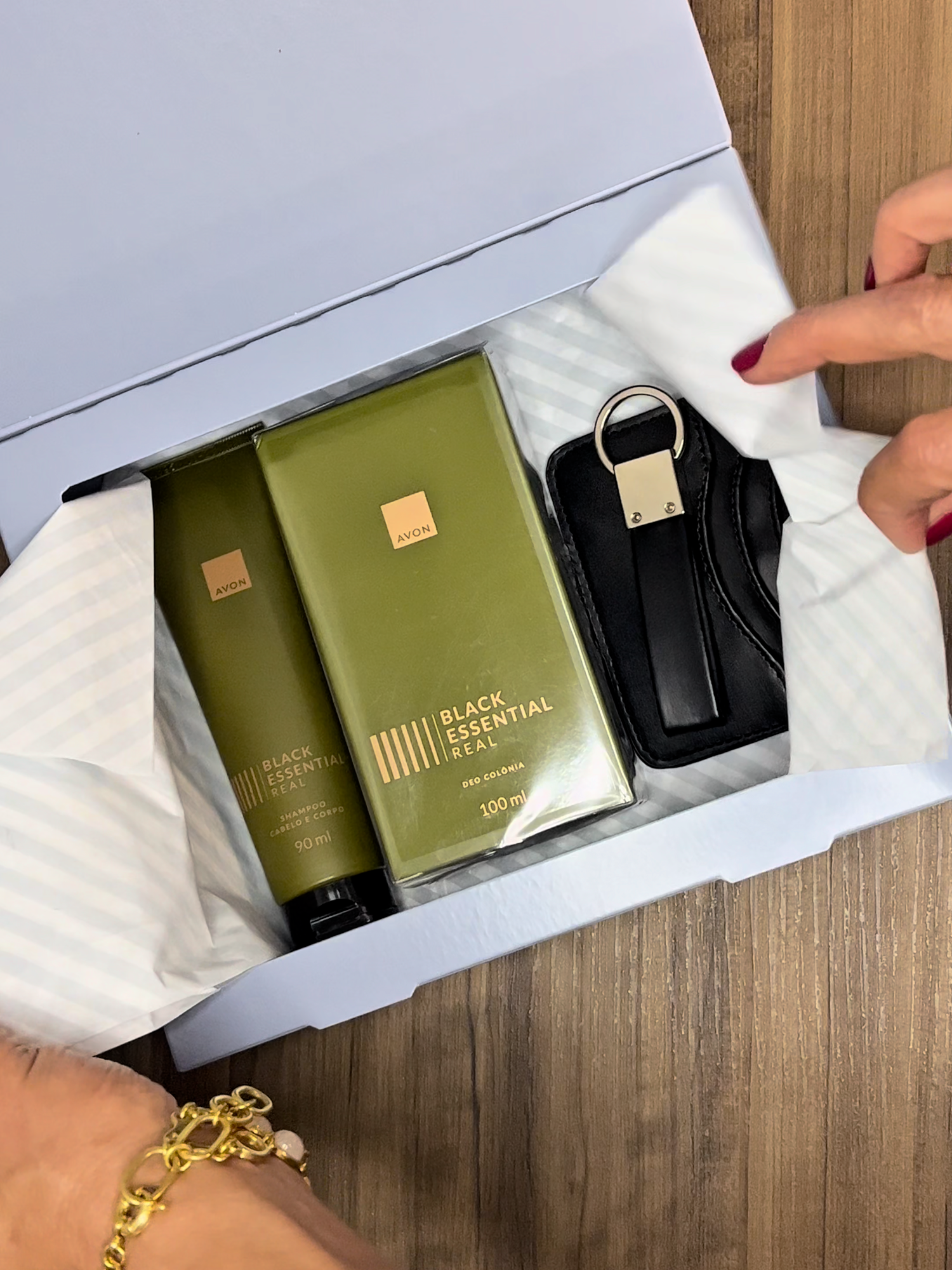 O Presente Avon Black Essential Real Superespecial é a novidade que vai transformar o Dia dos Pais. 🚀✨ Prepare-se para uma experiência única, com notas que marcam e encantam. Consultora de Beleza: @primateusblog #avon #presente #blackessential #blackessentialreal #essential #presentes #presentesdepais #diadepais #opcaodepresente #novidade #kitcompleto #presentao #lancamento #statuswhatsapp #videoprastatus #statusnatura #statusavon