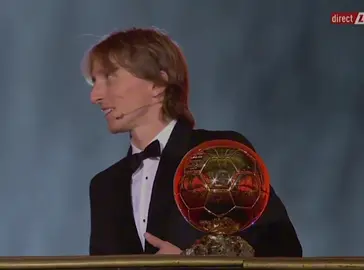 سُلبت منه في عام 2018، كُتِبَ أحد أكبر فصول الظلم في تاريخ كرة القدم الحديثة، حين لم يُنصف أنطوان غريزمان بجائزة الكرة الذهبية، رغم أنه قدّم عامًا استثنائيًا قلّما يتكرّر. ففي ذلك العام، كان غريزمان حجر الزاوية في تتويج منتخب فرنسا بكأس العالم، حيث ساهم بأهدافه وصناعته وروحه القتالية في كل مباراة، وكان رمزًا للثبات والالتزام في الملعب. لم يكتفِ بذلك، بل قاد ناديه أتلتيكو مدريد لتحقيق الدوري الأوروبي وكأس السوبر الأوروبي، مثبتًا أنه لاعب حاسم في المواعيد الكبرى، قائدًا داخل الملعب وخارجه. ومع ذلك، غابت العدالة عن منصة التتويج، لتُمنح الجائزة لمن هم أقل إنجازًا في ذلك العام، وكأن العطاء وحده لم يكن كافيًا أمام بريق الأسماء. إن حرمان غريزمان من الكرة الذهبية في 2018 لم يكن فقدانًا لجائزة بقدر ما كان خسارة لكرة القدم لقيمة العدل الذي تستحقه اللعبة ورجالها المخلصون. سيظل التاريخ شاهدًا أن الذهب لا يلمع دائمًا في المكان الصحيح، لكن يبقى غريزمان في أعين محبيه رمزًا للوفاء والطموح الذي لا ينك #antoinegriezmann 