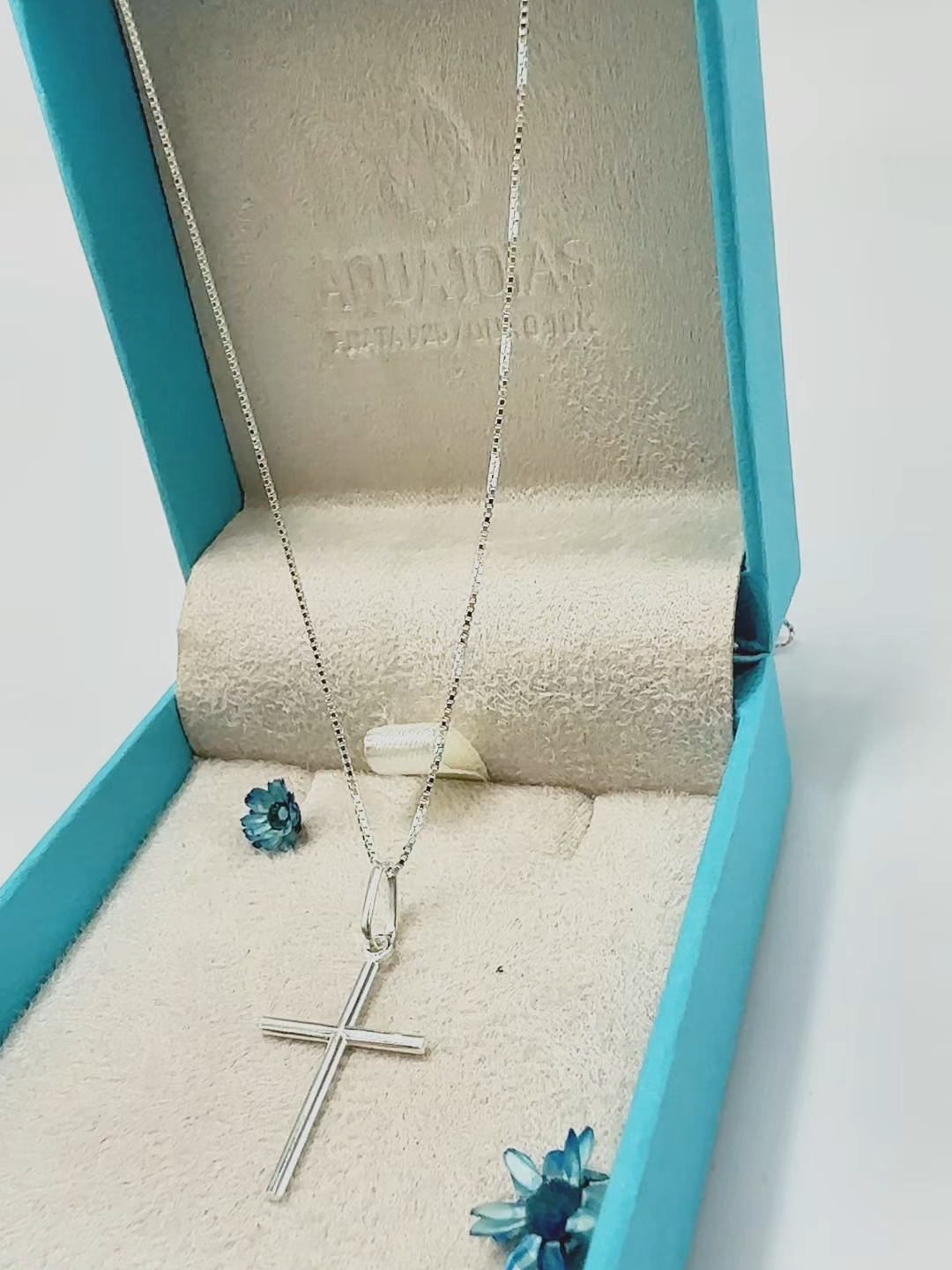 ✨ Simplicidade que fala alto! ✨ Nossa Cruz Palito em prata 925 é aquela peça clássica que nunca sai de moda. Minimalista, elegante e cheia de significado, perfeita para usar todos os dias com muito estilo e fé. Você já tem a sua? 🙏💎 #CruzPalito #Prata925 #JoiasComSignificado #AquaJoias #EstiloMinimalista