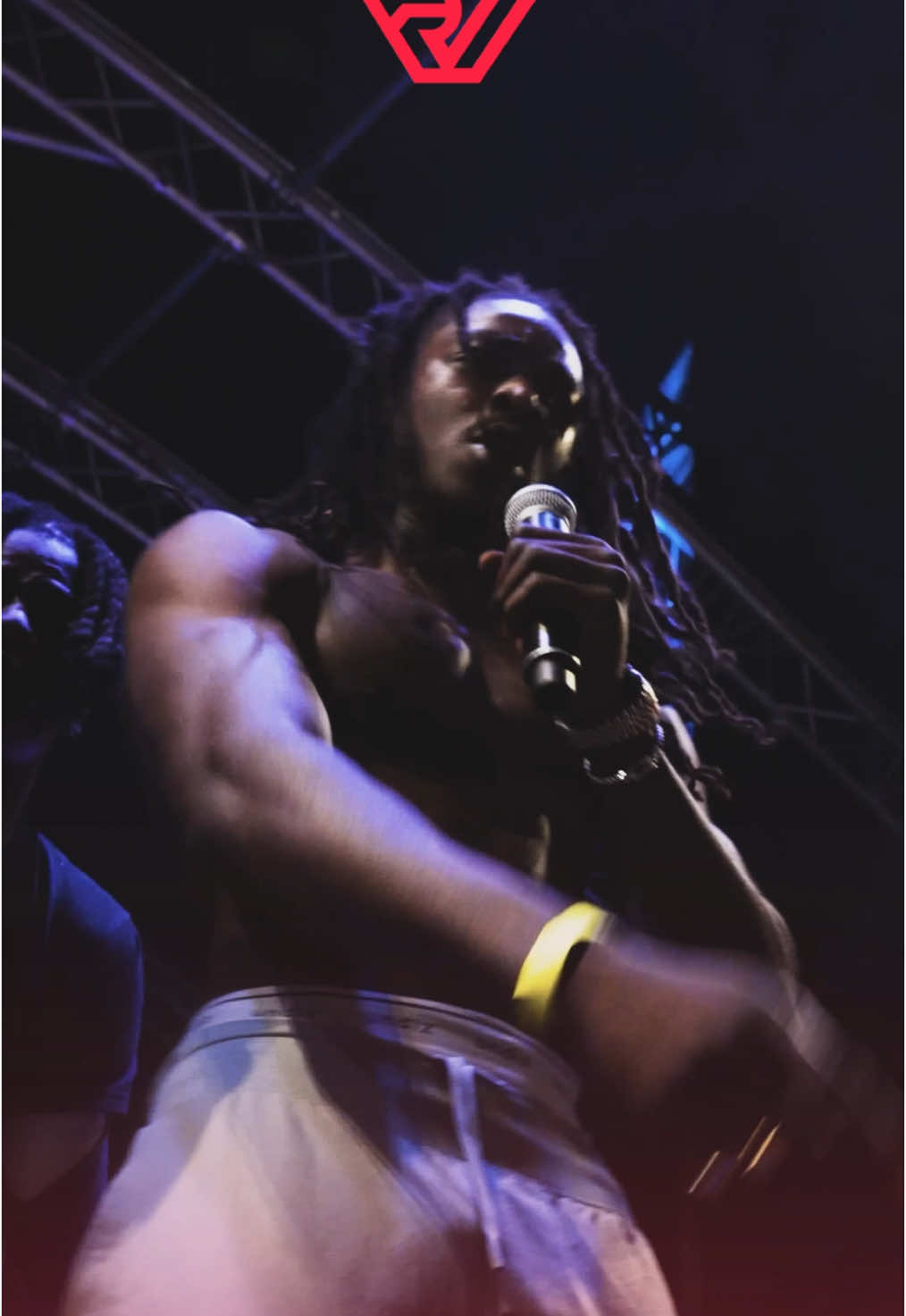 @La_rvfleuze interprète le morceau « P.I.B » avec le Maillot du Maroc🇲🇦🔥 #rap #rapfr #rapfrancais #clignancourt #18emearrondissement #larvfleuse #maroc #212 