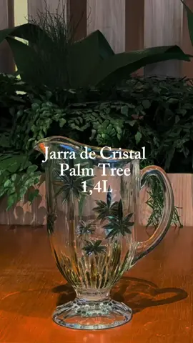 🌴 Servir também é uma forma de decorar A Jarra Palm Tree da Wolff transforma qualquer bebida em uma experiência tropical e elegante Com relevo artístico de palmeiras e cristal brilhante, ela é o detalhe que eleva a sua mesa Beleza, praticidade e charme em cada ocasião #WolffExperience #JarraPalmTree #TropicalChic #MesaPostaComEstilo #CristalDeQualidade #WolffDecor #ServirComCharme #DetalhesQueEncantam #DesignArtístico #RelevoExclusivo #BebidasComEstilo #InspiraçãoParaReceber #PeçasDeImpacto #CasaComBeleza #EstiloTropical