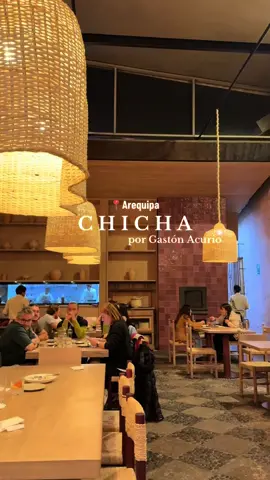 Visitamos Chicha en Arequipa y nuestra experiencia fue placentera, eso sí me olvidé mencionar que se tiene que hacer una reservación porque si no tendrán que esperar aprox 30 minutos a más hasta que se libere una mesa, tomen sus precauciones. Pero 100% recomendado 🤍🗻 #fyp #xybca #chicha #gastonacurio #arequipa #peru #restaurante #rocotorelleno #peruvianfood #peru🇵🇪 #limaperu #chichadeguiñapo #mirador #santacatalina #tacna #maiz #pulpo #cordero #alfajoresdemaizena #calificando #valelapena #adondeir #dondecomer #comidaarequipeña #turismo #tourgastronomico #date 
