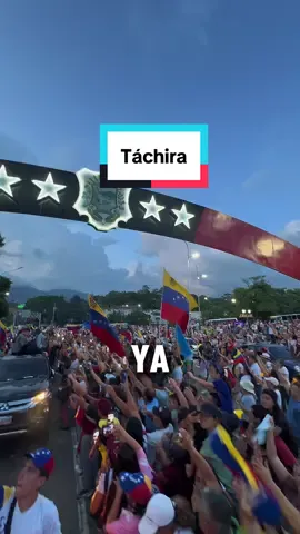 Hace un año, Táchira retumbó!!! De pueblo en pueblo, nuestro recorrido se convirtió en un solo mar de gente; noble, valiente, recia. Mis gochos amados, lo que vivimos fue mágico! En San Cristóbal hicimos el evento más grande en la historia de este estado: calcularon más de 150,000 mil personas!!! Los esbirros del régimen trancaron carreteras, negaron combustible, se llevaron las cornetas, detuvieron los vehículos, y entonces la gente caminó, superó los obstáculos, y lo hicimos posible juntos!  Los que estuvimos ese día lo recordaremos toda la vida… Fueron horas y horas entre padres con sus hijos en brazos, jóvenes gritando que no querían irse de Venezuela, los rosarios que se pasaban de mano en mano para hacérmelos llegar; un país que se abrazó gritando Libertad. Táchira siempre ha estado a la vanguardia en nuestra lucha y esa energía indoblegable de su gente está ahí, firme, organizada y decidida. Dios los bendiga 🙏🏻