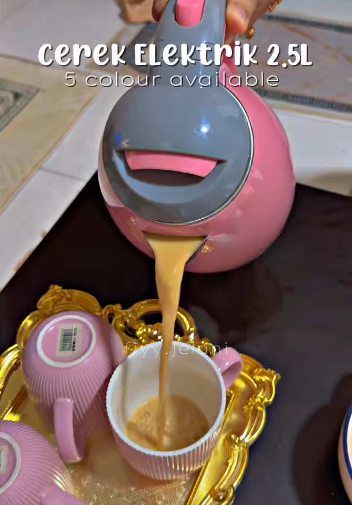 Sejak ada cerek ni, hidup makin mudah. Air panas kejap je siap! 🔥 Korang dah ada belum? #cerekelektrik #barangdapur #cerekair #kettle #barangdapurviral #pink #barangwajibada #kettlemurah #fyp #kitchen #KitchenHacks 